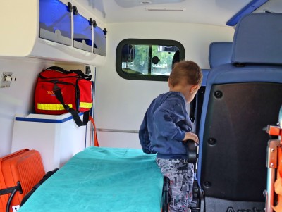 piknik rodzinny, namiot SPZZLO Warszawa-Żoliborz, chłopiec poznaje wnętrze ambulansu medycznego