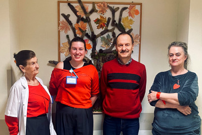 Pracownicy Poradnii Zdrowia Psychicznego ubrani na czerwono.