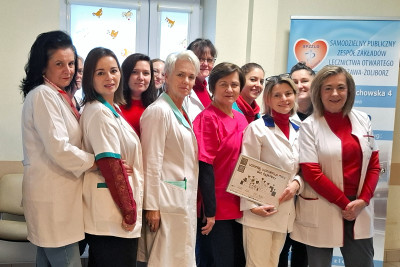 Pracownicy przychodni przy ulicy Sieciechowskiej ubrani na czerwono.