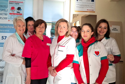 Pracownicy przychodni przy ulicy Sieciechowskiej ubrani na czerwono.